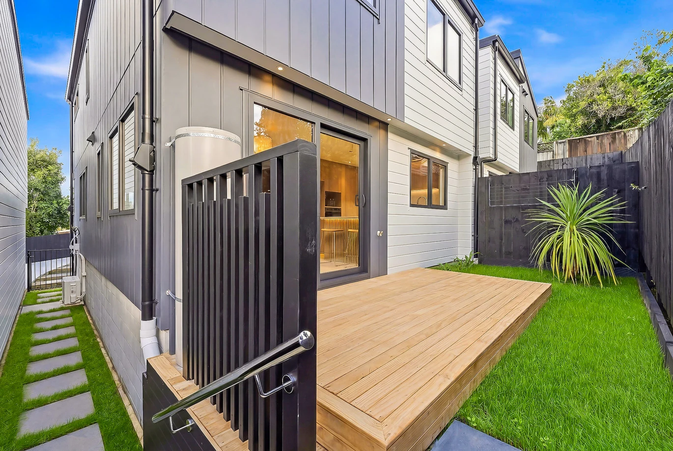 10-Year Stamford Building Warranty, Brandnew standalone 4 beds 2.5 baths home with garage + EV charging pre-wiring, Prime location near top schools, pristine beaches, and cafes, Motivated vendor, 14C Gerontius Glade Torbay, Auckland