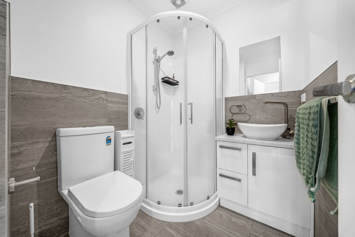Must sell, 3 beds 2 baths home with garage on 205m2 section, located within walking distance to shops, supermarkets, cinemas, schools, 61a Wellington Street, Pukekohe, Auckland