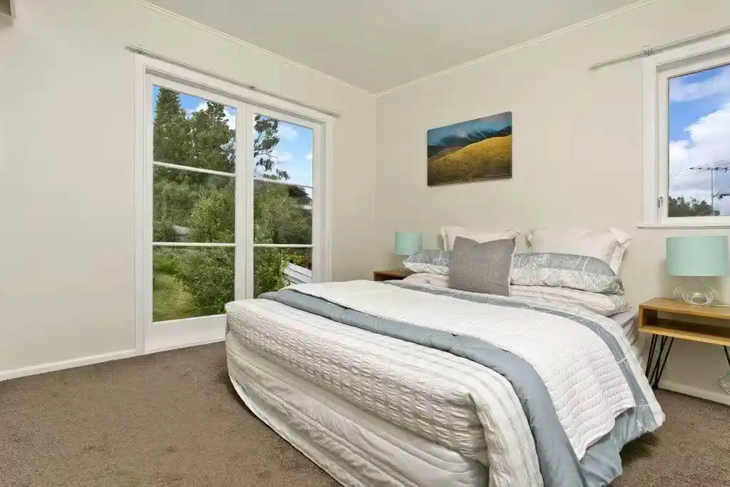 Double Westlake school zone, 675m2 section with RC & EPA APPROVED | BC SUBMITTED, 4 beds 2 baths house with garage, Upstairs: 3 generous bedrooms + 1 bathroom, Ground floor: 1 large bedroom + 1 bathroom, currently rented for $900/week, 0.2 km to Forrest Hill School, 0.5 km to Westlake Boys’ High School, 1.1 km to Westlake Girls’ High School, 24 Arrow Road, Forrest Hill,Auckland