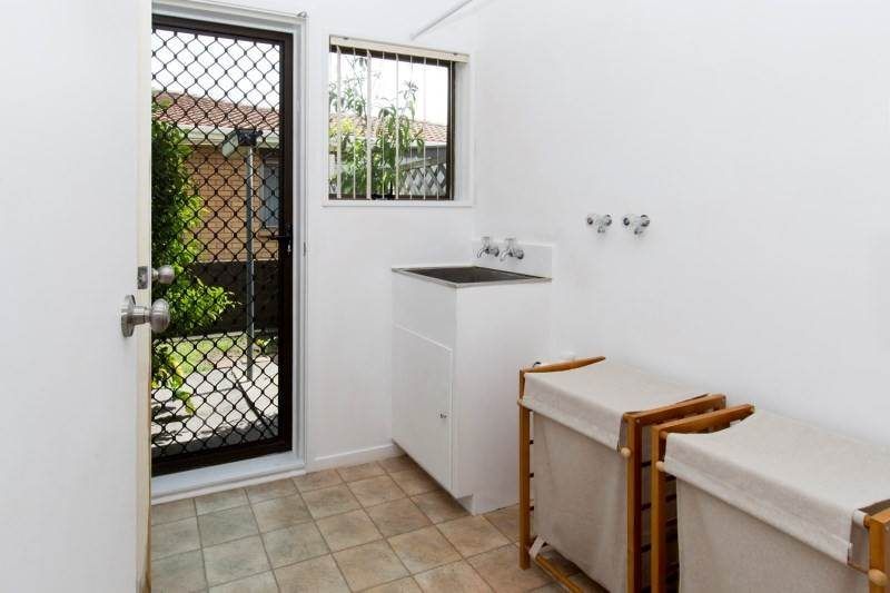 For rent, Macleans College zone, No smoking, 3 beds 1 bath home, available now, 44A Vivian Wilson Drive, Eastern Beach, Auckland
