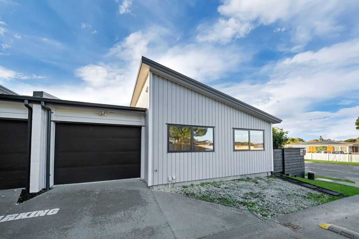 Must sell, 3 beds 2 baths home with garage on 205m2 section, located within walking distance to shops, supermarkets, cinemas, schools, 61a Wellington Street, Pukekohe, Auckland