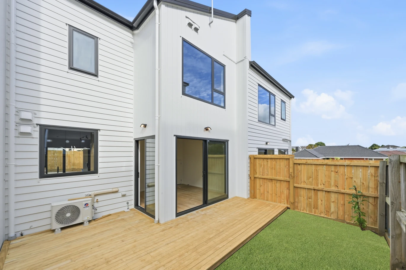 Brandnew freehold 3 beds 2.5 baths home with garage, Stamford’s 10-Year Building Warranty, no body corp or society fees, close to Hunters Plaza, motorway access, Lot 4/6 Richards Avenue Papatoetoe, Auckland