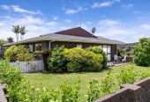 For rent, Macleans College zone, No smoking, 3 beds 1 bath home, available now, 44A Vivian Wilson Drive, Eastern Beach, Auckland