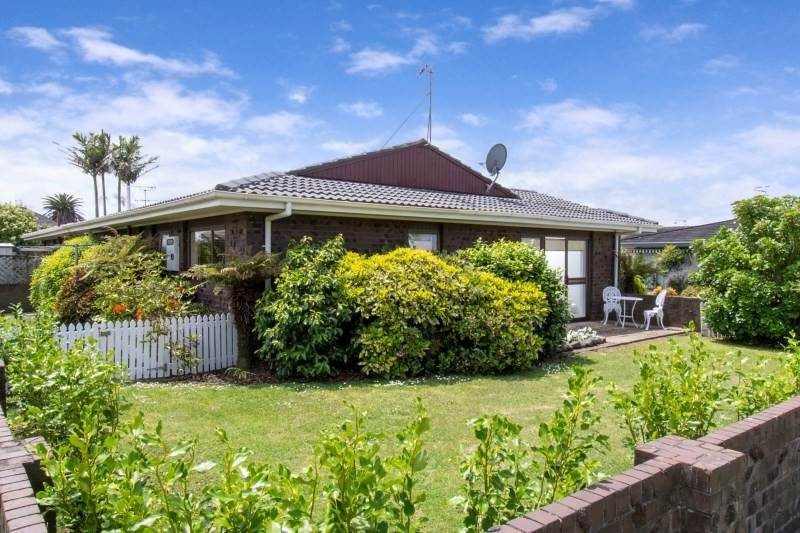 For rent, Macleans College zone, No smoking, 3 beds 1 bath home, available now, 44A Vivian Wilson Drive, Eastern Beach, Auckland