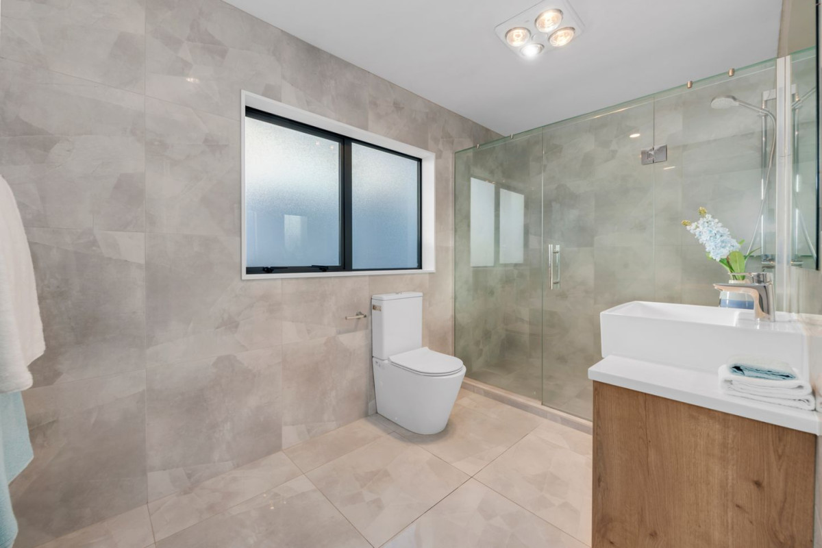 Mission Heights school zone, 2 Kitchens, Clever 1 + 5 layout, 6 beds (3 ensuites) 4.5 baths house, double garage, 34 Kilcooley Road, Flat Bush, Auckland