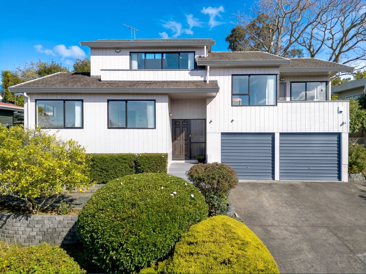 Owners Downsizing After 26 Years, 624m2 section, 190m2 3 beds 2 baths house with double garage, Zoned for the highly regarded Marina View School and Hobsonville Point Secondary School, with Marina View School just a short walk away, 112 West Harbour Drive, West Harbour, Auckland