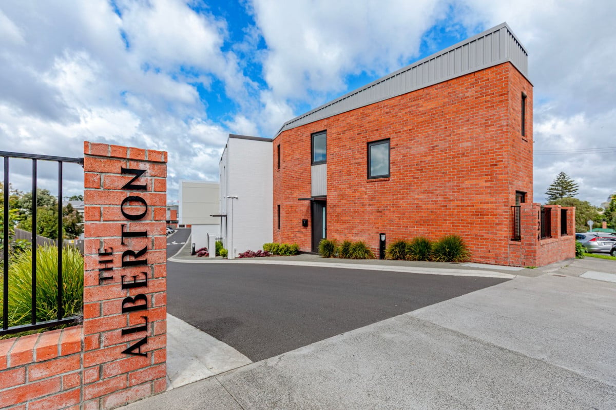 Brandnew, 1-124: 3 Bedrooms 3 Bathrooms with carpark. Floor size: 90m2 plus courtyard 37m2. Price: $900,000 +, 7A & 7B: Dual Key Two Studio Apartments. Floor size: 73m2 plus courtyard 24m2. Price: $700,000 +, Unit 113: 2 Bedrooms 3 Bathrooms with carpark. Floor size: 74m2 plus courtyard 16m2. Price: $800,000 +, 124 Taylors Road Mt Albert, Auckland