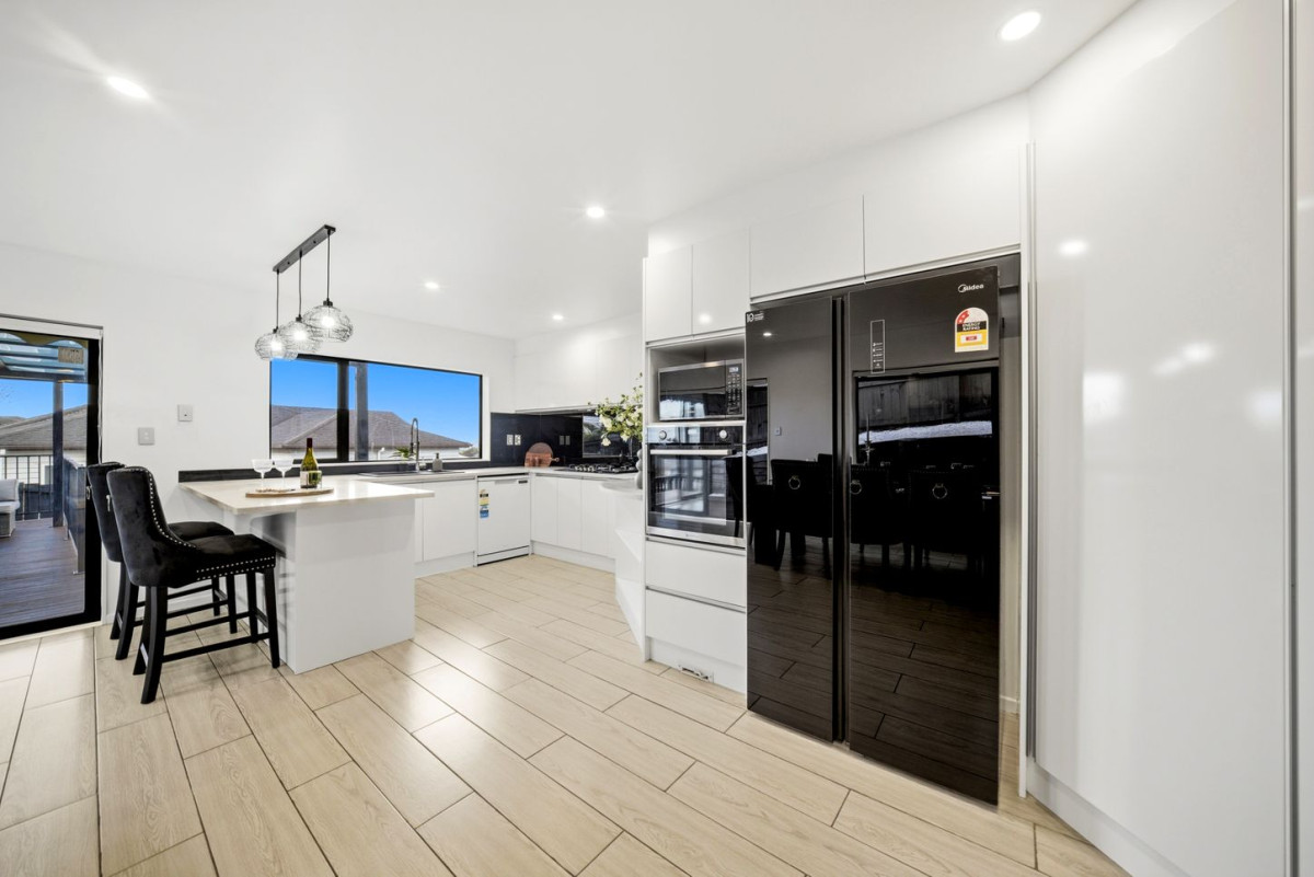 534m2 section, 253m2 5 beds (2 ensuites) 4 baths house with double garage, close to quality schools, parks, local shops, 14 San Casello Rise, Henderson, Auckland