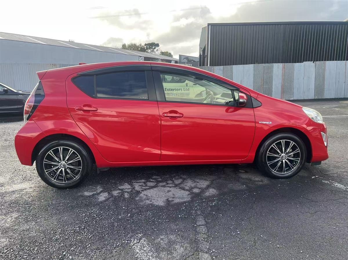 2015 Toyota Aqua Hatchback Automatic, 5 seats, Petrol, 1,496 cc, 119,748 km