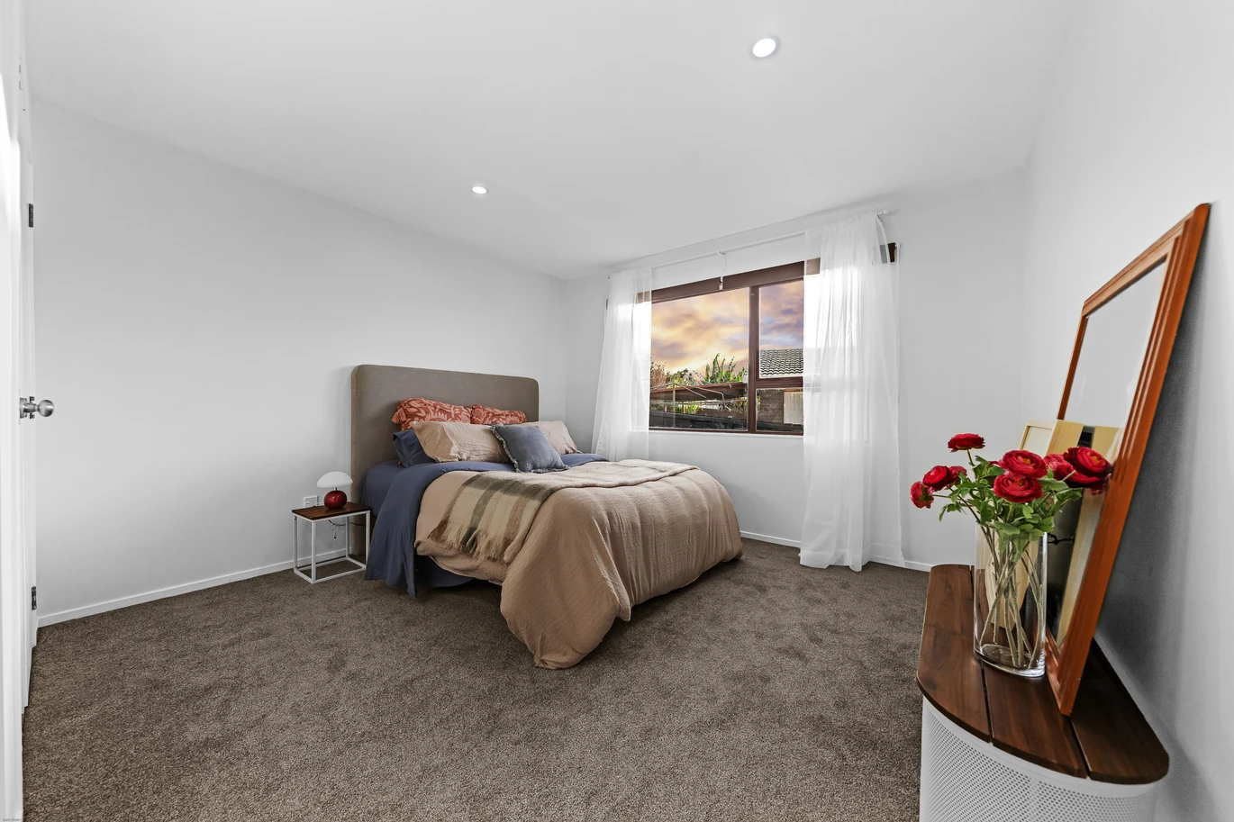 600m2 section, Renovated 4 beds 1.5 baths house, with front and rear deck and two 6×3 cabins, Close to local schools including Kia Aroha College/Campus and Redoubt North School, shops, motorway access, 48 Darnell Crescent Clover Park, Auckland