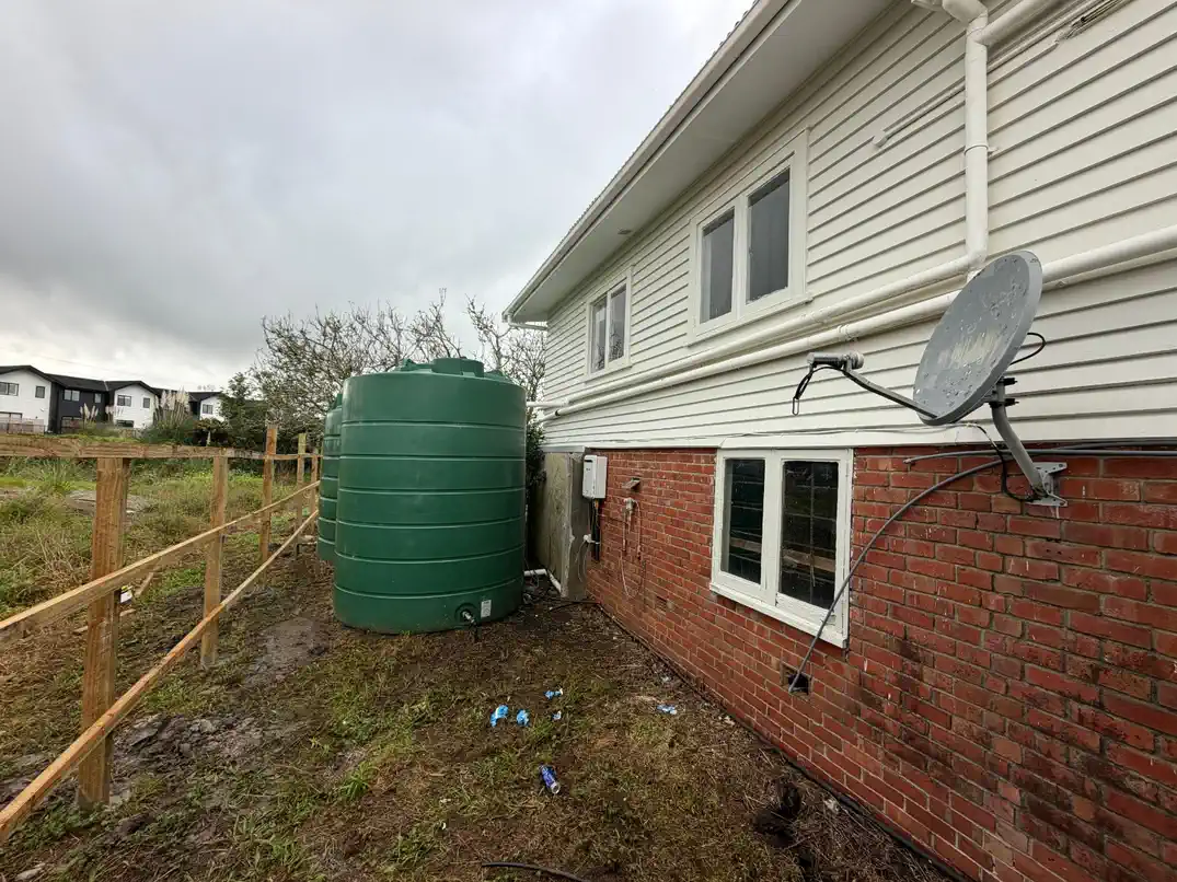 For rent, 2 beds 1 bath unit, Available from 27th June, Conveniently located behind the local shops on Main Road, 68 Main Road, Kumeu, Auckland