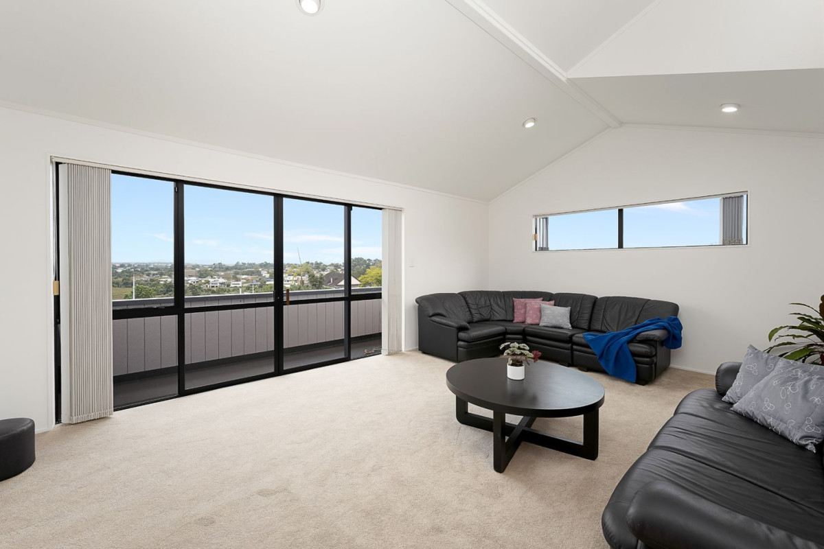 Owners Downsizing After 26 Years, 624m2 section, 190m2 3 beds 2 baths house with double garage, Zoned for the highly regarded Marina View School and Hobsonville Point Secondary School, with Marina View School just a short walk away, 112 West Harbour Drive, West Harbour, Auckland