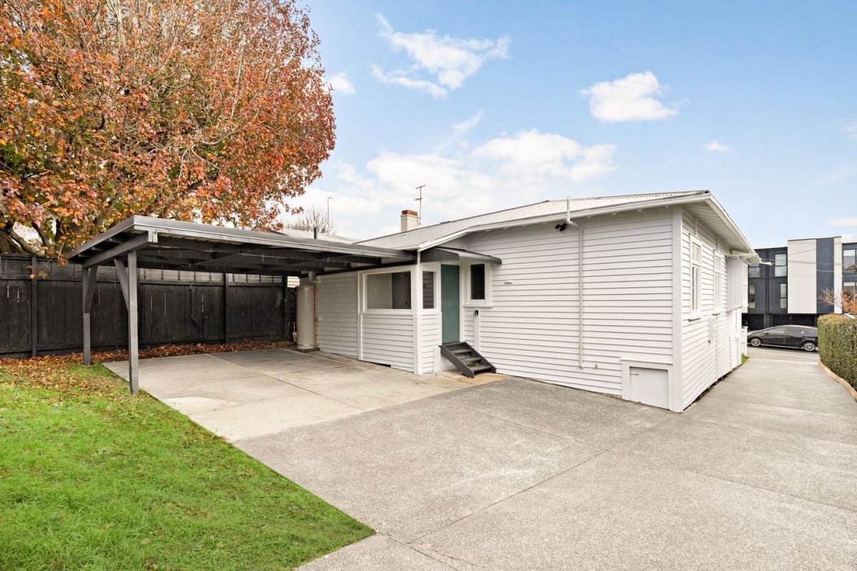 152m2 Renovated 3 beds 2 baths house with double carport, heritage charm with modern ease – a residence designed for those who appreciate authenticity, quality, and a lifestyle to match. 94 West End Road, Westmere, Auckland