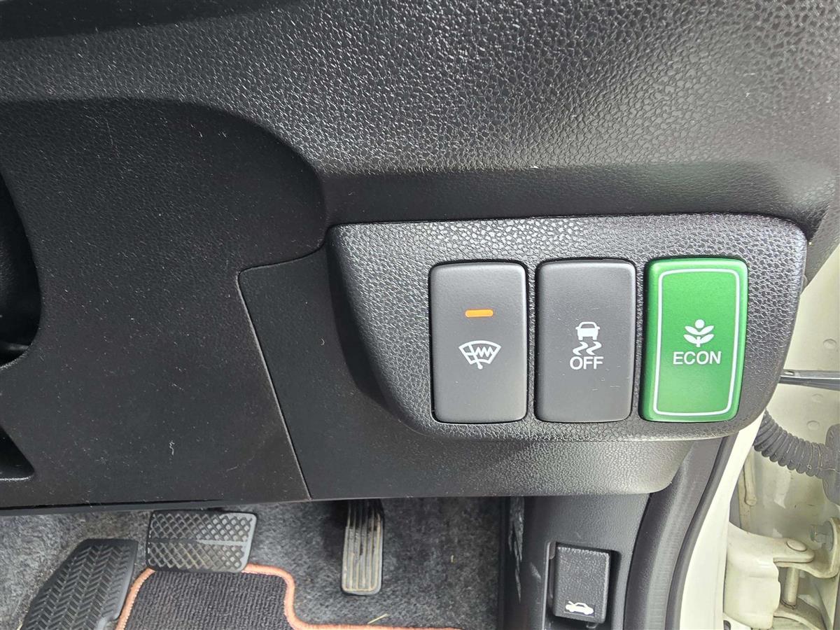 2012 Honda Fit HYBRID !! Top Spec !! heated seats !! Cruise control !! Reverse camera Hatchback Automatic, 5 seats, Hybrid, 1,339 cc, 154,359 km