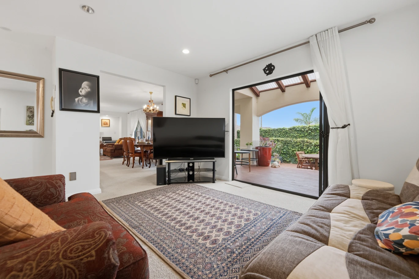 Built with a modern cavity system, 247m2 4 beds 2.5 baths house with double garage and a basement wine cellar, zoned for Marina View School, Hobsonville School, Hobsonville Point Secondary School, St Paul’s School, 157C Hobsonville Road West Harbour, Auckland