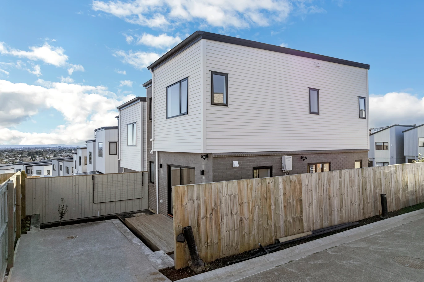 Brandnew 3 beds 2.5 bath duplex home with car park, easy access to Papakura town centre, 44B Crestview Rise Papakura, Auckland