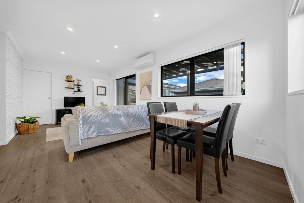 Must sell, 3 beds 2 baths home with garage on 205m2 section, located within walking distance to shops, supermarkets, cinemas, schools, 61a Wellington Street, Pukekohe, Auckland