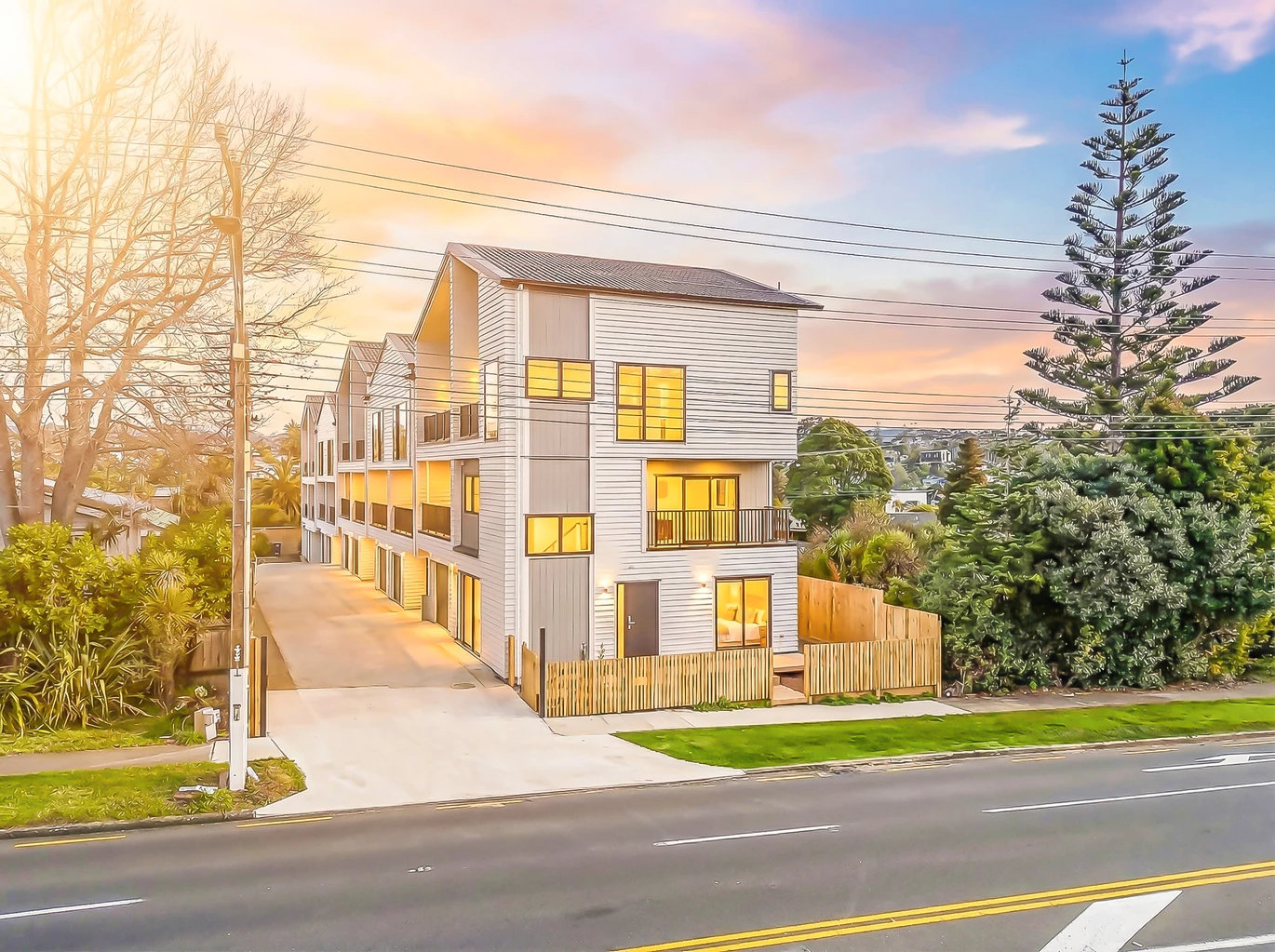Urgent Sell, ASAP, Enquiries over $670K, 10-Year Master Build Guarantee. 140m2 Brandnew freehold 3 beds 2 baths home with garage, move-in ready, walk a mere 600m to Kelston Mall and Woolworths. 9/4052 Great North Road Glen Eden, Auckland
