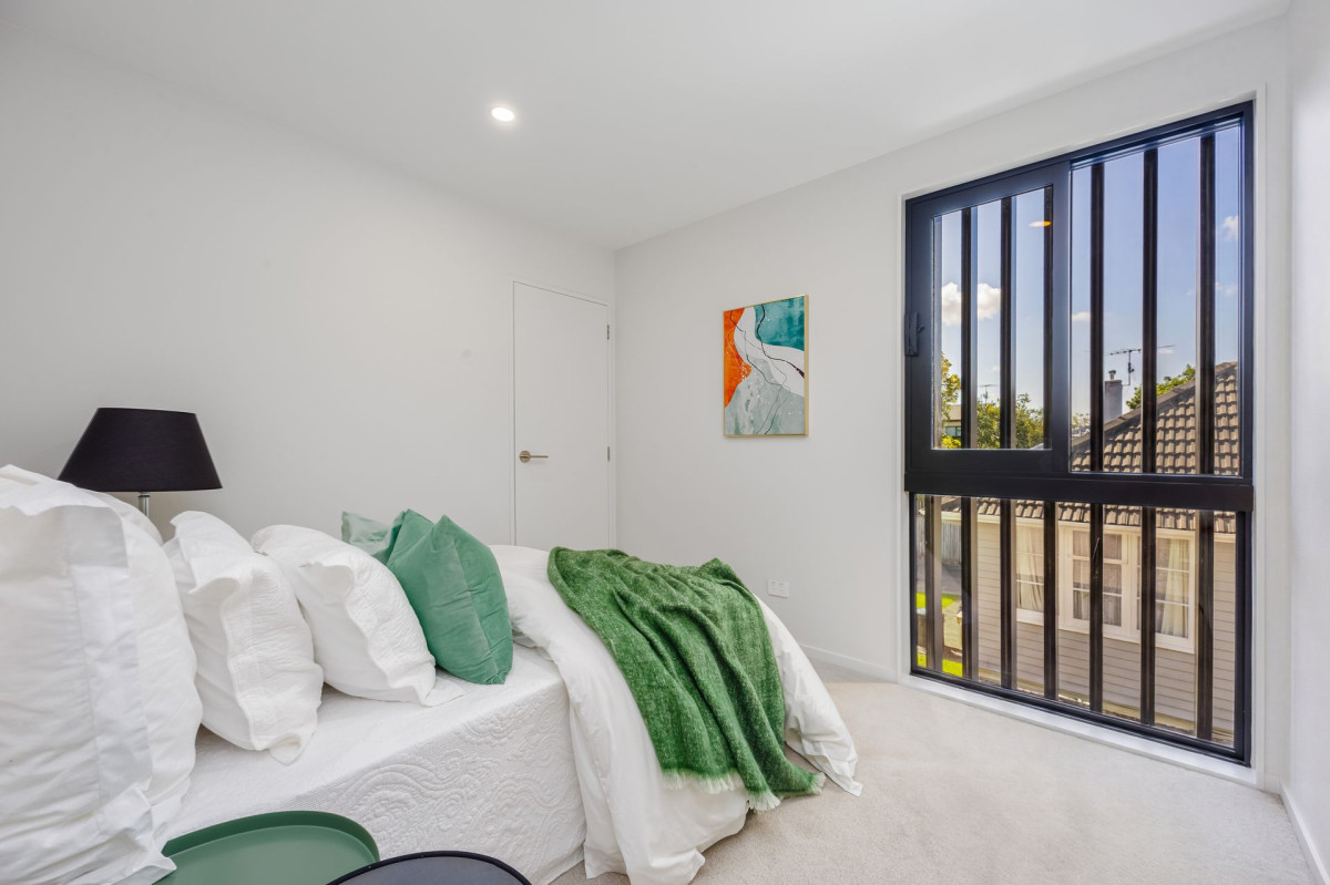 10 Years Master Builder Guarantee, 137m2 Brandnew standalone 3 beds 2.5 baths home with garage, close to motorway access, local shops, parks, zoned for Stanhope Road School, One Tree Hill College and Baradene College, 7A Vause Street Ellerslie, Auckland