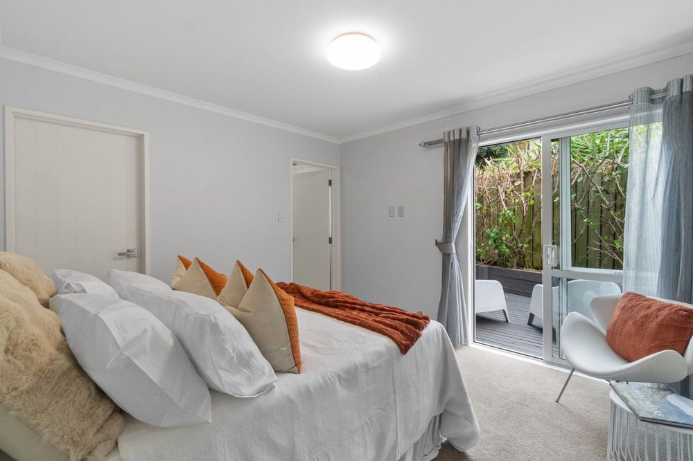Mt Albert Grammar School zone, Standalone 5 beds + office 4 baths house with double garage, with easy access to public transport and within walking distance to Sandringham local cafés, shops, and amenities. 298B Mount Albert Road, Sandringham, Auckland