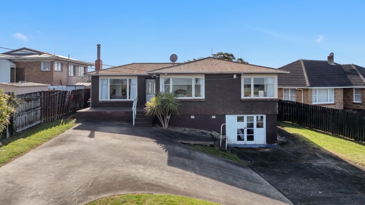 Deceased Estate, 875m2 section, 3 beds 1 bath house, A short walk to Jean Batten School; handy to Sir Douglas Bader Intermediate and Aorere College, Close to Māngere Town Centre, supermarkets, and local parks, motorway access, 18 Prangley Avenue, Mangere, Auckland