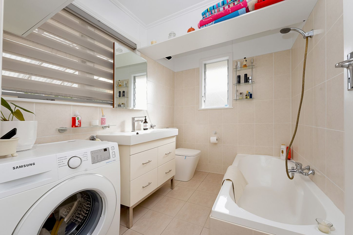 453m2 section, Selling After 27 Years To Downsize, 3 beds 2 baths house with 2 single garages, close to schools, shops, 10 Kelwyn Road, Kelston, Auckland