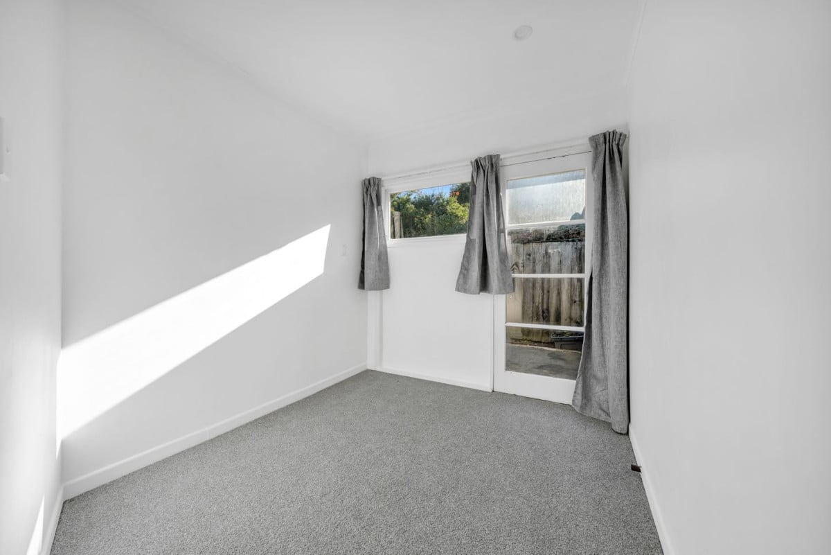 Landlord Needs to Cash Up for Out of Auckland, 80m2 Renovated, Brick and tile  3 beds 1 bath home with carport, Private space at the back opening directly from the bedrooms, move-in ready, close to shops, supermarkets, Mt Wellington Domain, easy motorway access, 9/18 Harding Avenue, Mount Wellington, Auckland