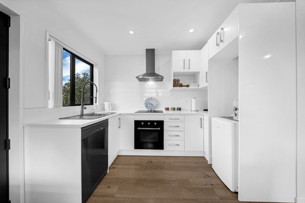 Must sell, 3 beds 2 baths home with garage on 205m2 section, located within walking distance to shops, supermarkets, cinemas, schools, 61a Wellington Street, Pukekohe, Auckland