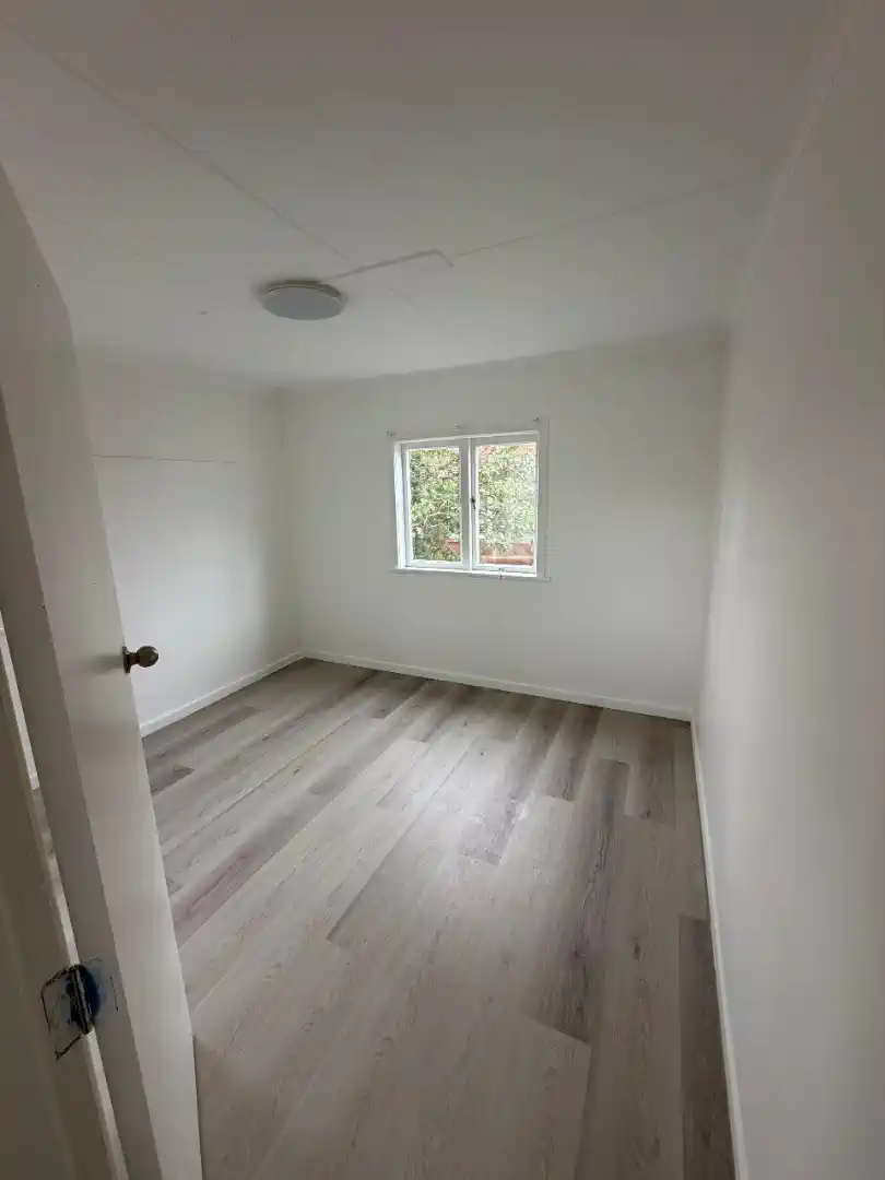 For rent, 2 beds 1 bath unit, Available from 27th June, Conveniently located behind the local shops on Main Road, 68 Main Road, Kumeu, Auckland