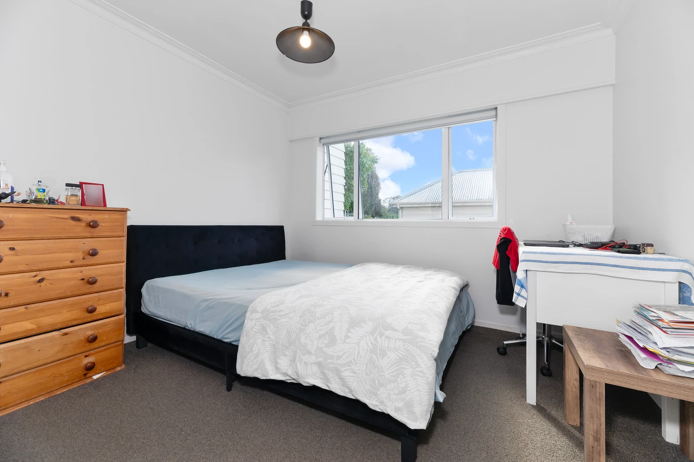 Motivated vendor wants it go, Double Grammar school zone, 2 beds 1 bath apartment, with a secure lock-up garage plus additional storage downstairs. close to shops, supermarket, schools, zoned for Auckland Grammar and Epsom Girls Grammar school, 38B Horoeka Avenue Mount Eden, Auckland