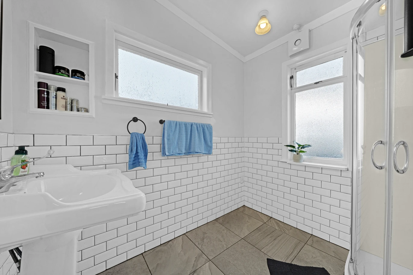 Standalone 3 beds 1 bath house with car park, close to schools, parks, town centre, easy motorway access, 1/39 Settlement Road Papakura, Auckland