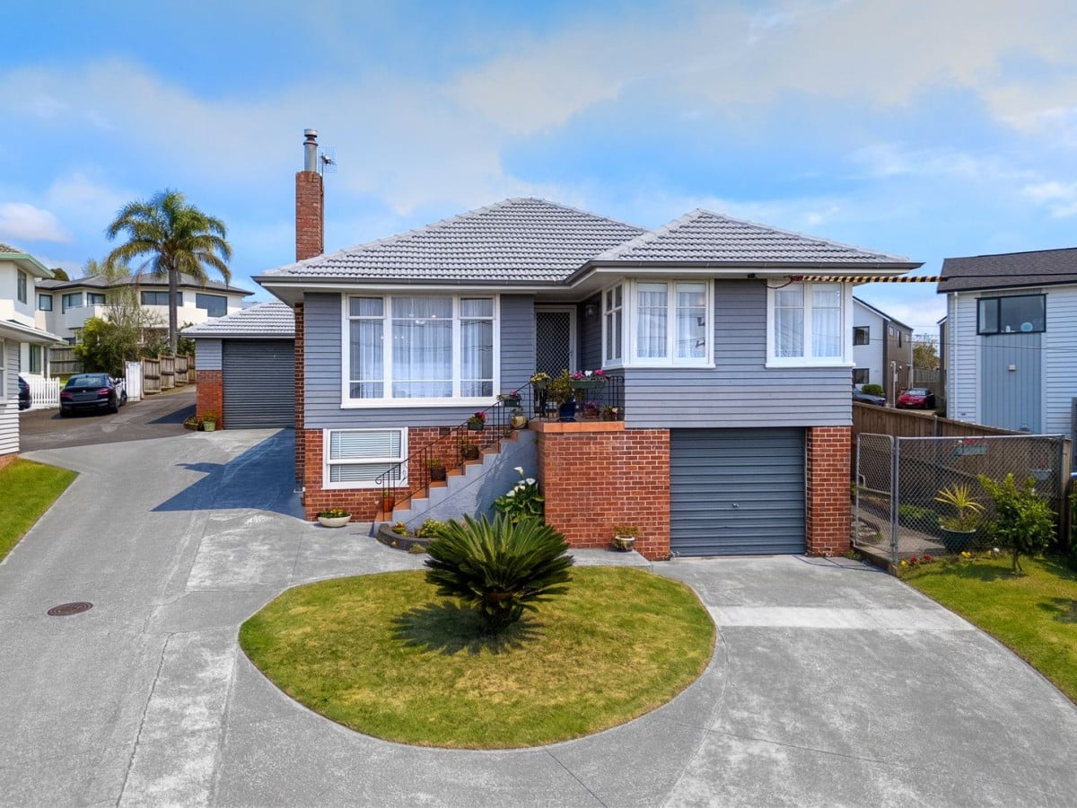 453m2 section, Selling After 27 Years To Downsize, 3 beds 2 baths house with 2 single garages, close to schools, shops, 10 Kelwyn Road, Kelston, Auckland