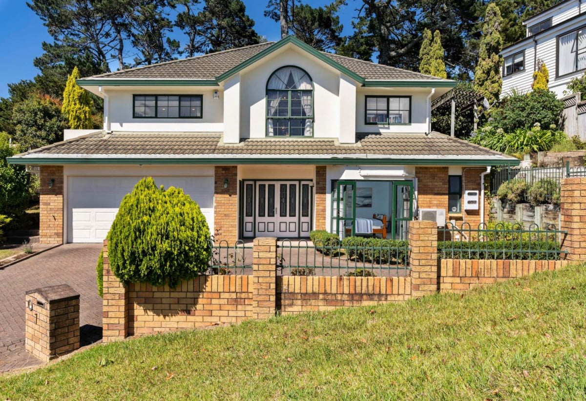 For rent, No smoking. Pets will be considered. 5 beds 3 baths house with double garage, available 13th June, 7 Houhere Close, Albany, Auckland