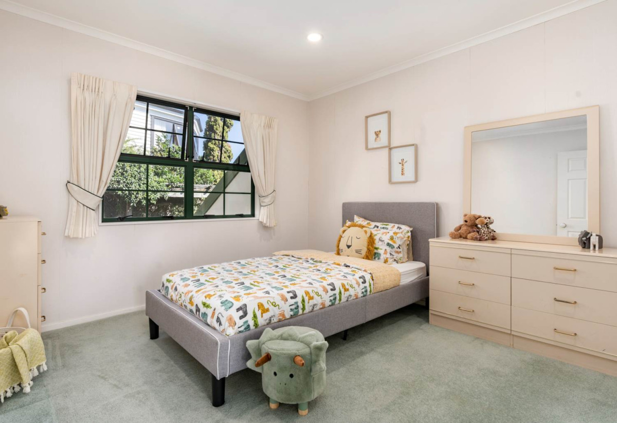 For rent, No smoking. Pets will be considered. 5 beds 3 baths house with double garage, available 13th June, 7 Houhere Close, Albany, Auckland