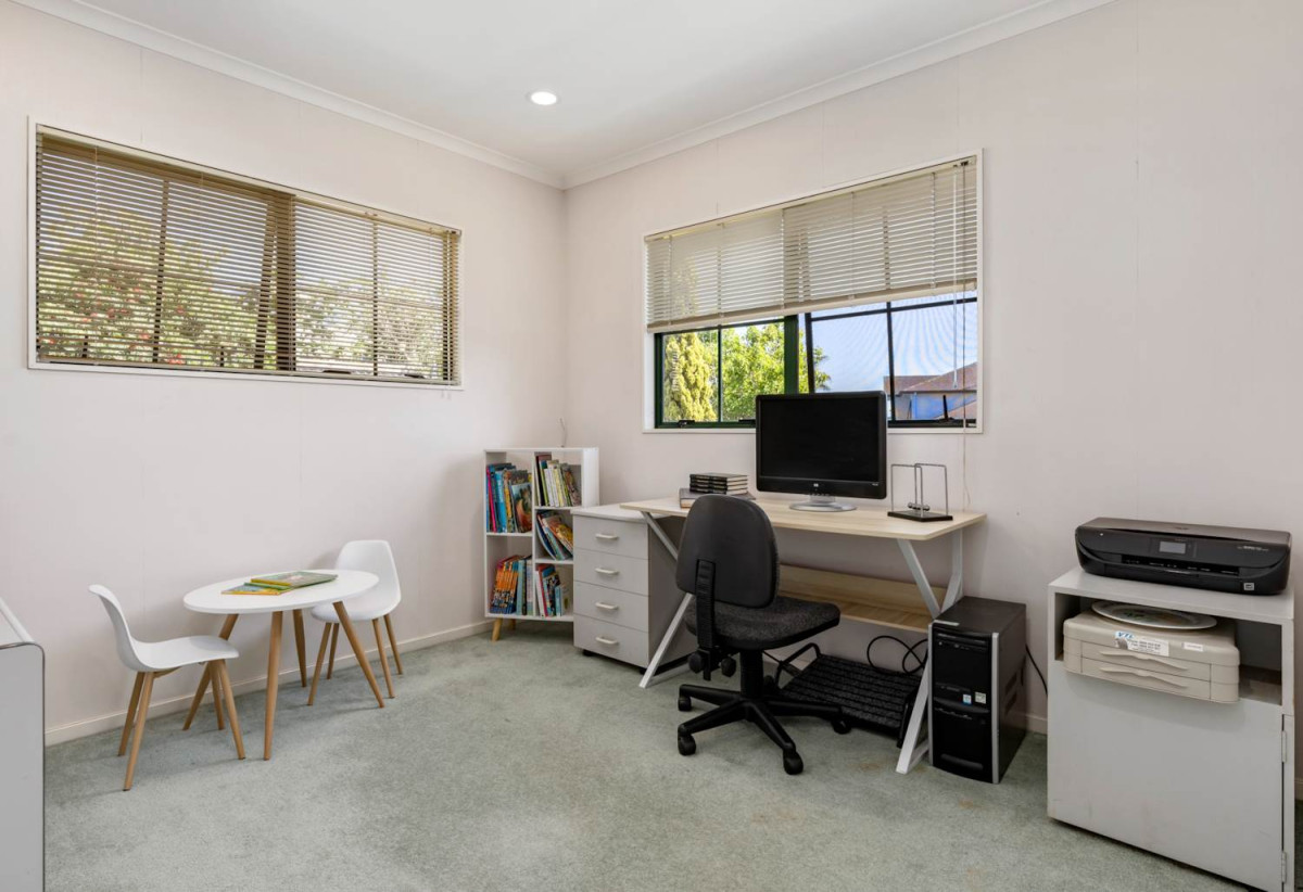 For rent, No smoking. Pets will be considered. 5 beds 3 baths house with double garage, available 13th June, 7 Houhere Close, Albany, Auckland