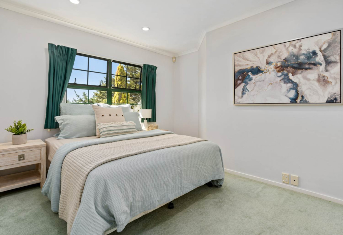For rent, No smoking. Pets will be considered. 5 beds 3 baths house with double garage, available 13th June, 7 Houhere Close, Albany, Auckland