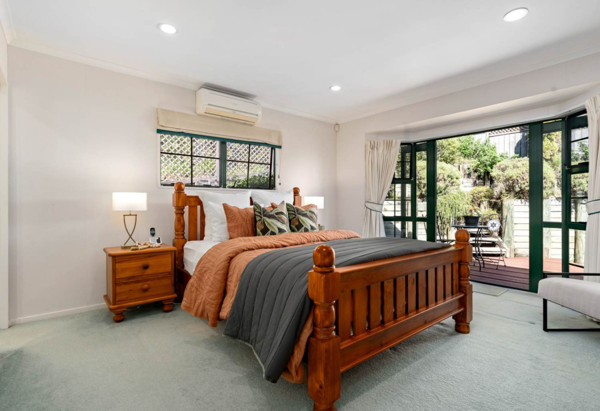 For rent, No smoking. Pets will be considered. 5 beds 3 baths house with double garage, available 13th June, 7 Houhere Close, Albany, Auckland