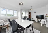 Motivated vendor wants it go, Double Grammar school zone, 2 beds 1 bath apartment, with a secure lock-up garage plus additional storage downstairs. close to shops, supermarket, schools, zoned for Auckland Grammar and Epsom Girls Grammar school, 38B Horoeka Avenue Mount Eden, Auckland
