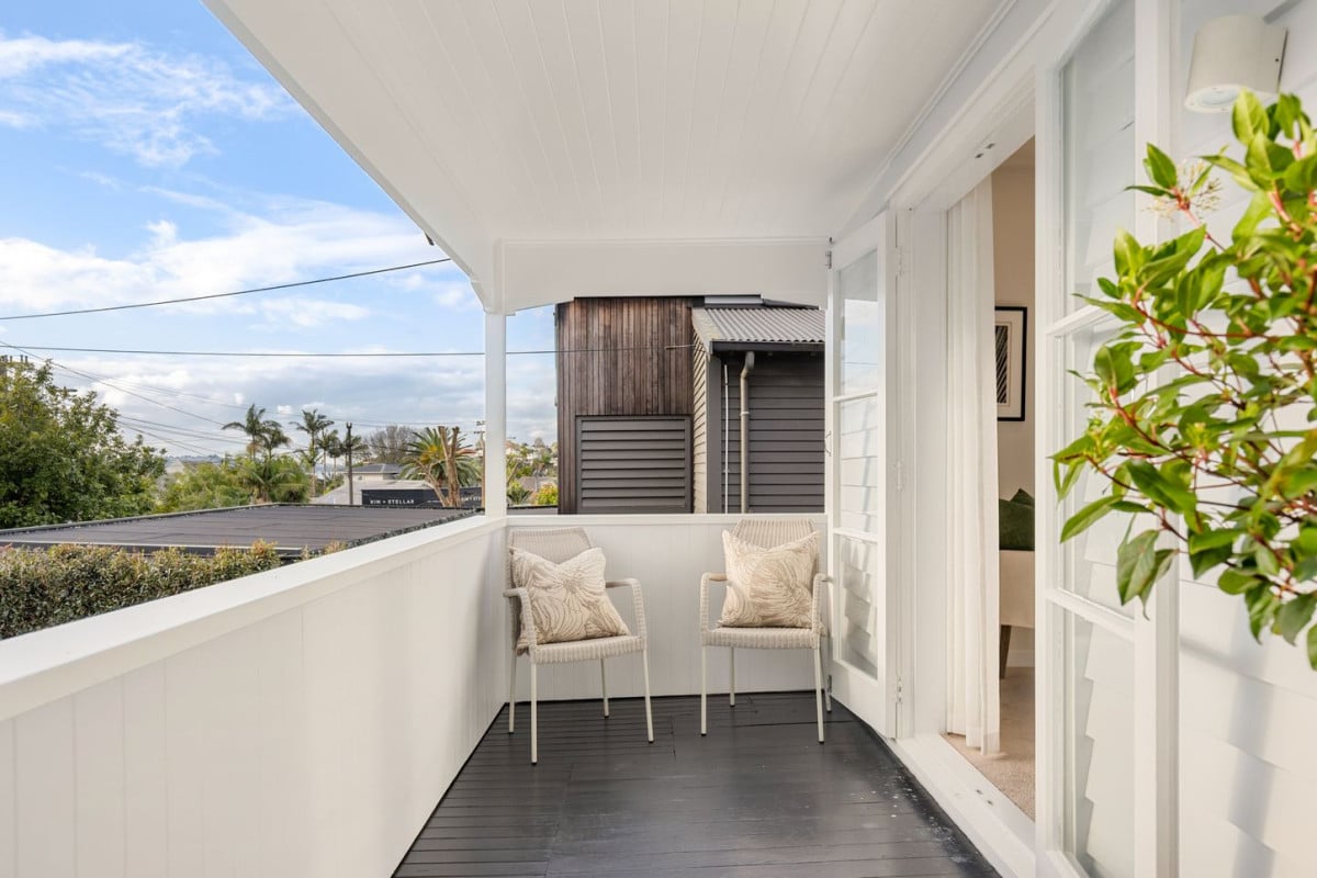 152m2 Renovated 3 beds 2 baths house with double carport, heritage charm with modern ease – a residence designed for those who appreciate authenticity, quality, and a lifestyle to match. 94 West End Road, Westmere, Auckland