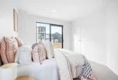 Urgent Sell, ASAP, Enquiries over $670K, 10-Year Master Build Guarantee. 140m2 Brandnew freehold 3 beds 2 baths home with garage, move-in ready, walk a mere 600m to Kelston Mall and Woolworths. 4/4052 Great North Road Glen Eden, Auckland