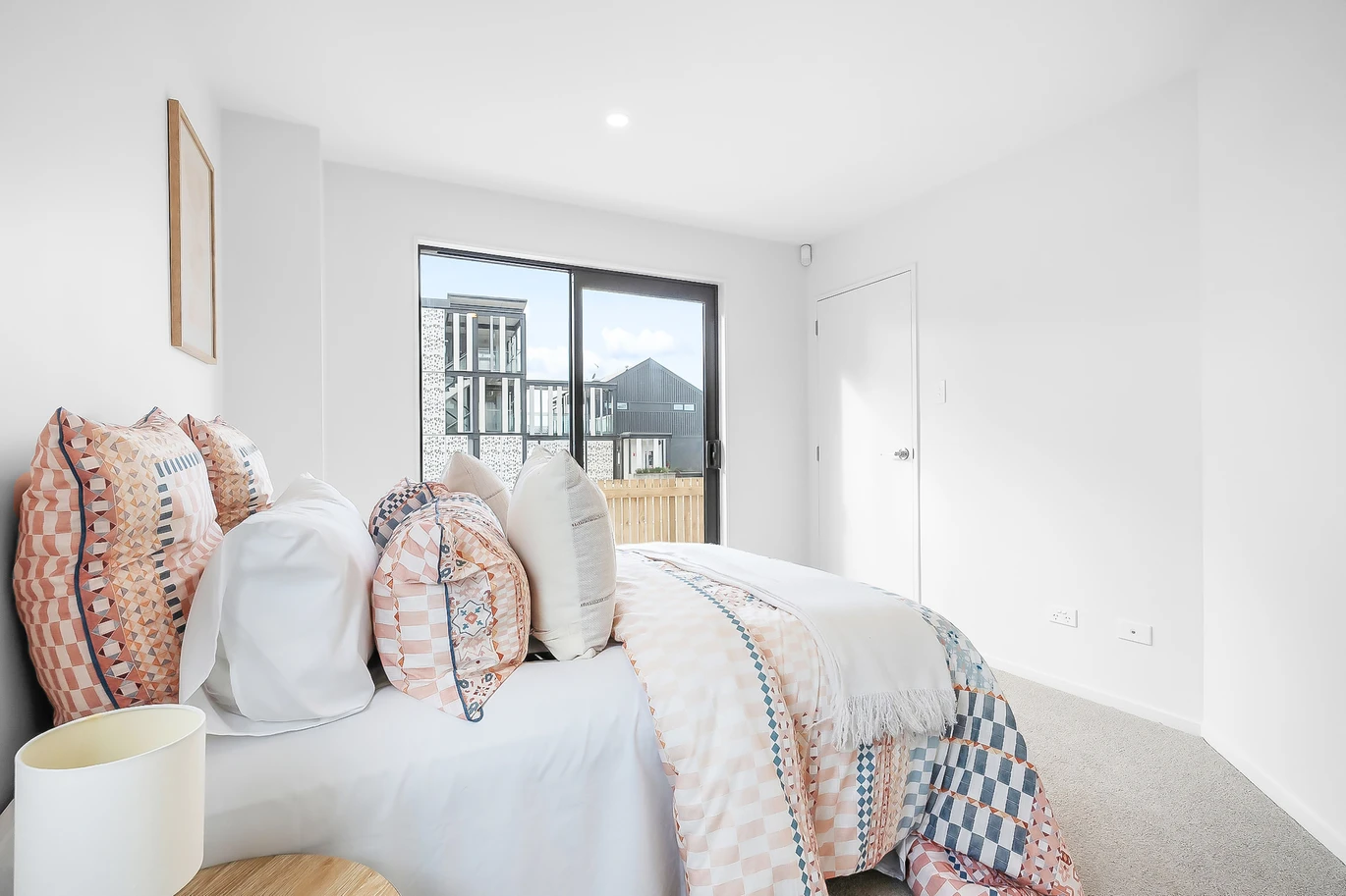 Urgent Sell, ASAP, Enquiries over $670K, 10-Year Master Build Guarantee. 140m2 Brandnew freehold 3 beds 2 baths home with garage, move-in ready, walk a mere 600m to Kelston Mall and Woolworths. 4/4052 Great North Road Glen Eden, Auckland