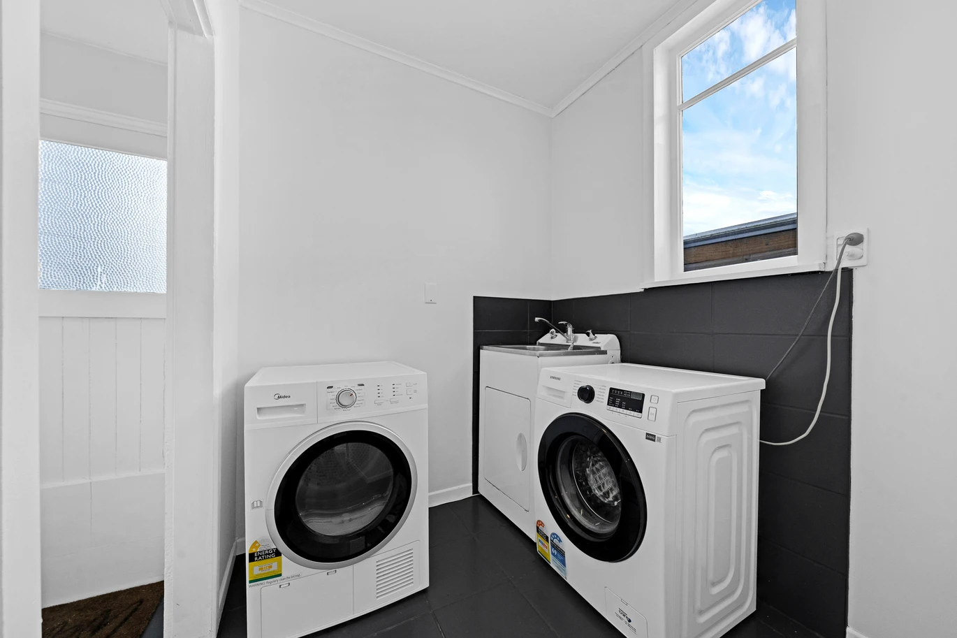 Standalone 3 beds 1 bath house with car park, close to schools, parks, town centre, easy motorway access, 1/39 Settlement Road Papakura, Auckland