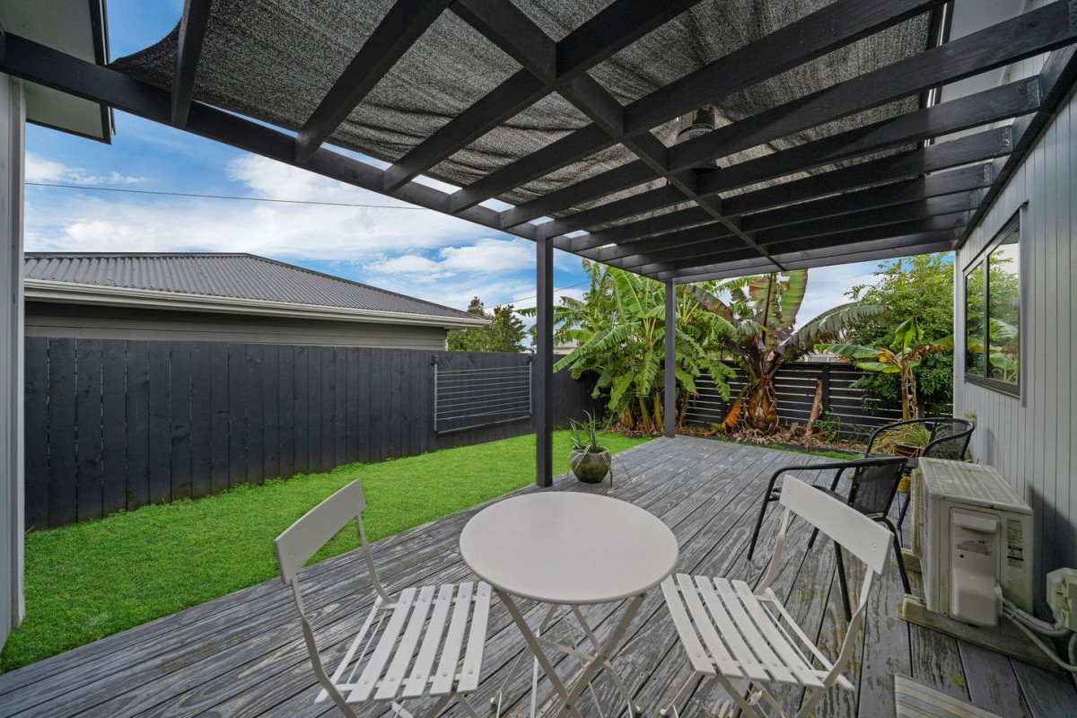 Must sell, 3 beds 2 baths home with garage on 205m2 section, located within walking distance to shops, supermarkets, cinemas, schools, 61a Wellington Street, Pukekohe, Auckland