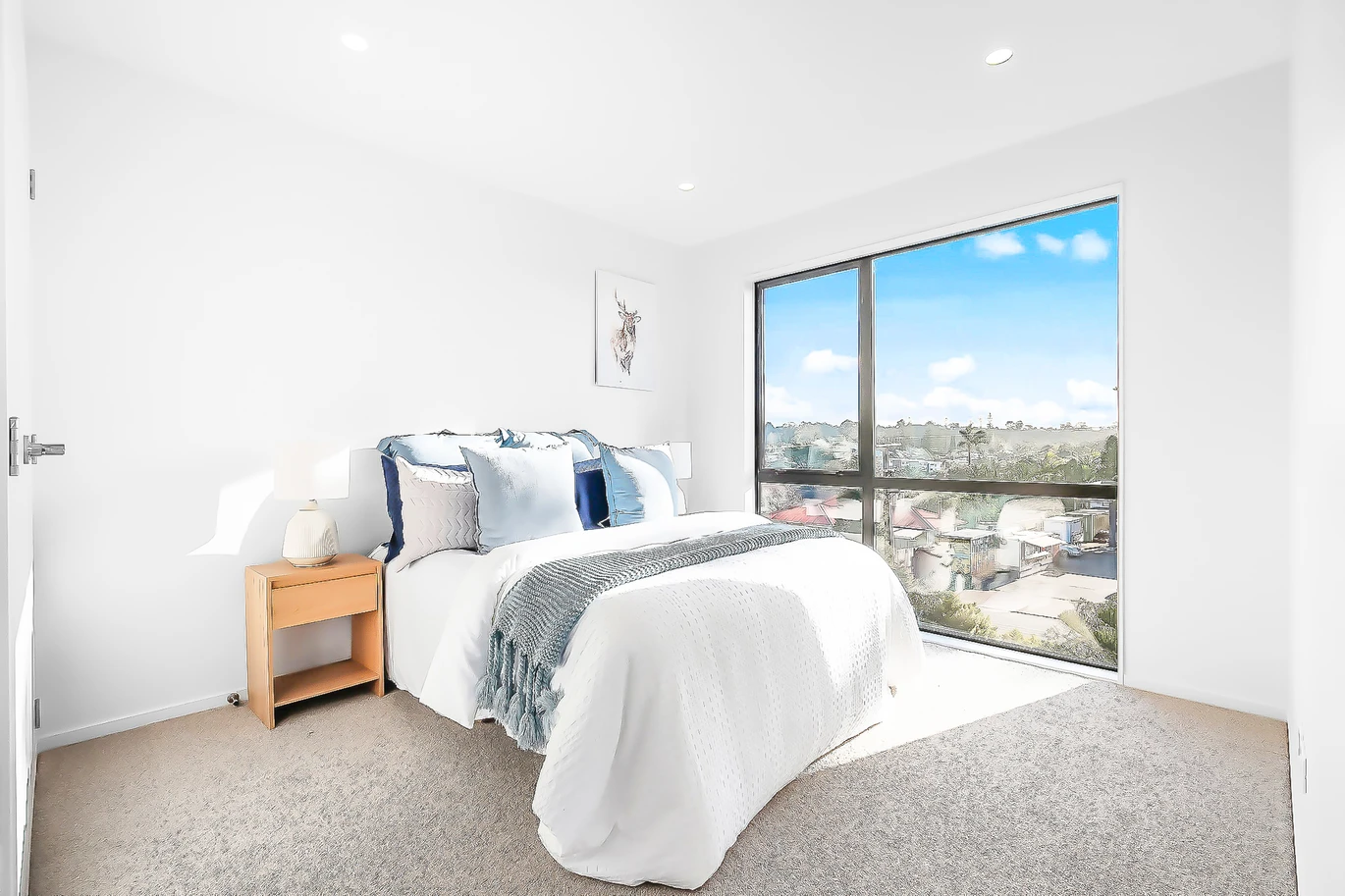 Urgent Sell, ASAP, Enquiries over $670K, 10-Year Master Build Guarantee. 140m2 Brandnew freehold 3 beds 2 baths home with garage, move-in ready, walk a mere 600m to Kelston Mall and Woolworths. 3/4052 Great North Road Glen Eden, Auckland