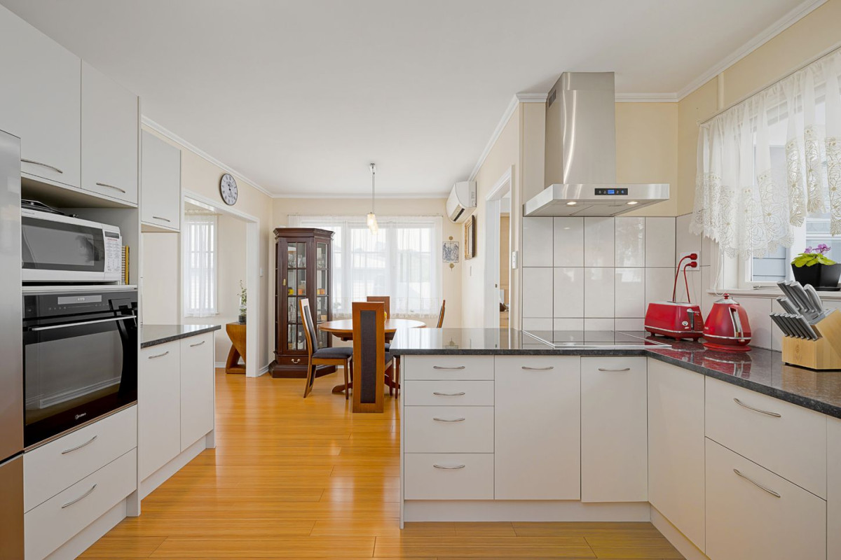 453m2 section, Selling After 27 Years To Downsize, 3 beds 2 baths house with 2 single garages, close to schools, shops, 10 Kelwyn Road, Kelston, Auckland