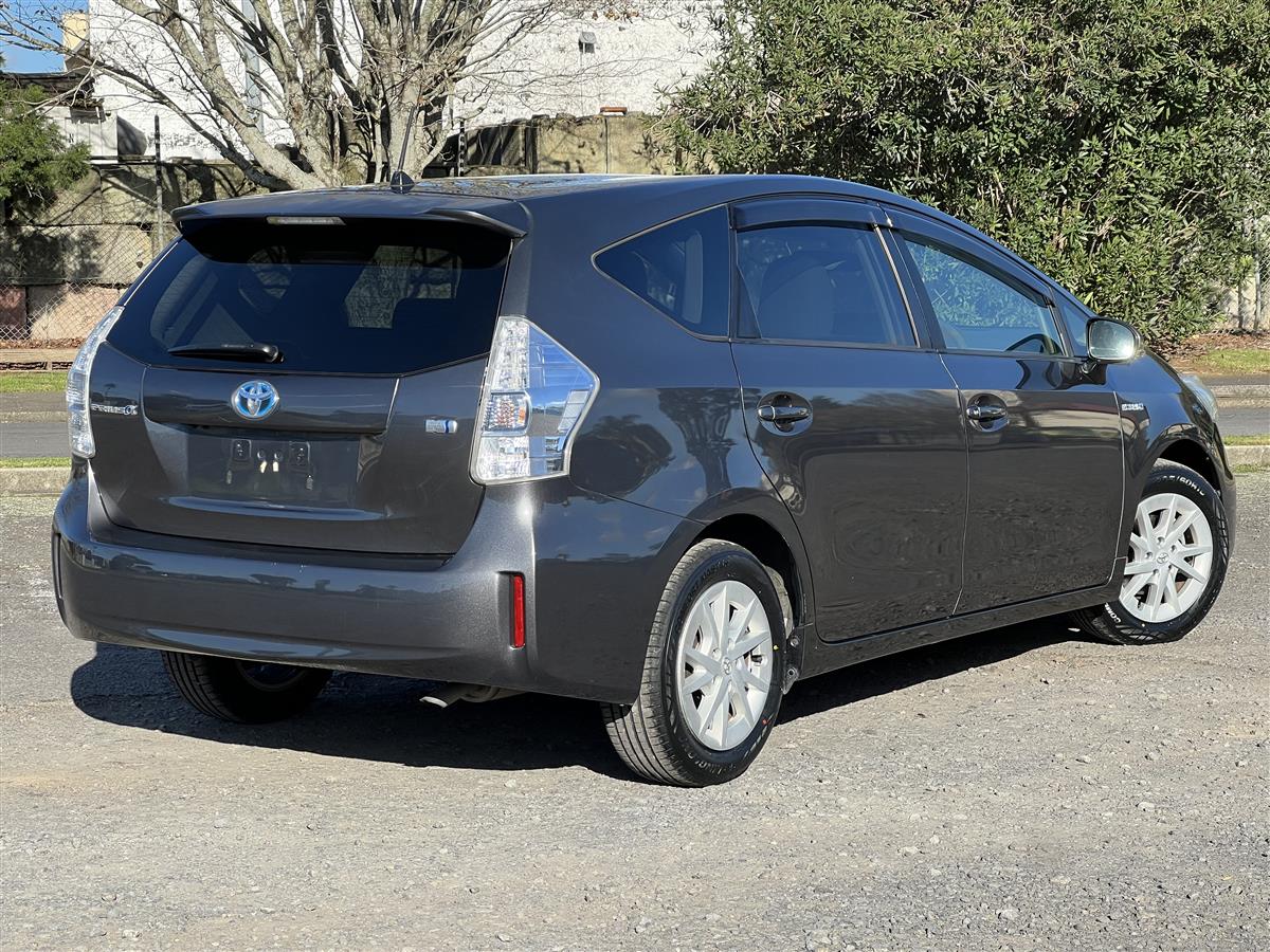 2013 Toyota Prius ALPHA Superb condition !! Station Wagon Automatic, 5 seats, Grey, New Import, Petrol, 1,790 cc, 80,389 km