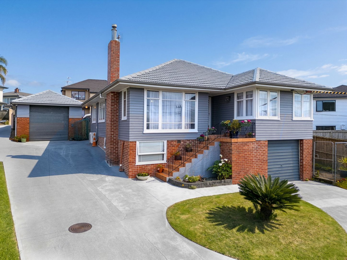453m2 section, Selling After 27 Years To Downsize, 3 beds 2 baths house with 2 single garages, close to schools, shops, 10 Kelwyn Road, Kelston, Auckland