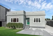Standalone 3 beds 1 bath house with car park, close to schools, parks, town centre, easy motorway access, 1/39 Settlement Road Papakura, Auckland