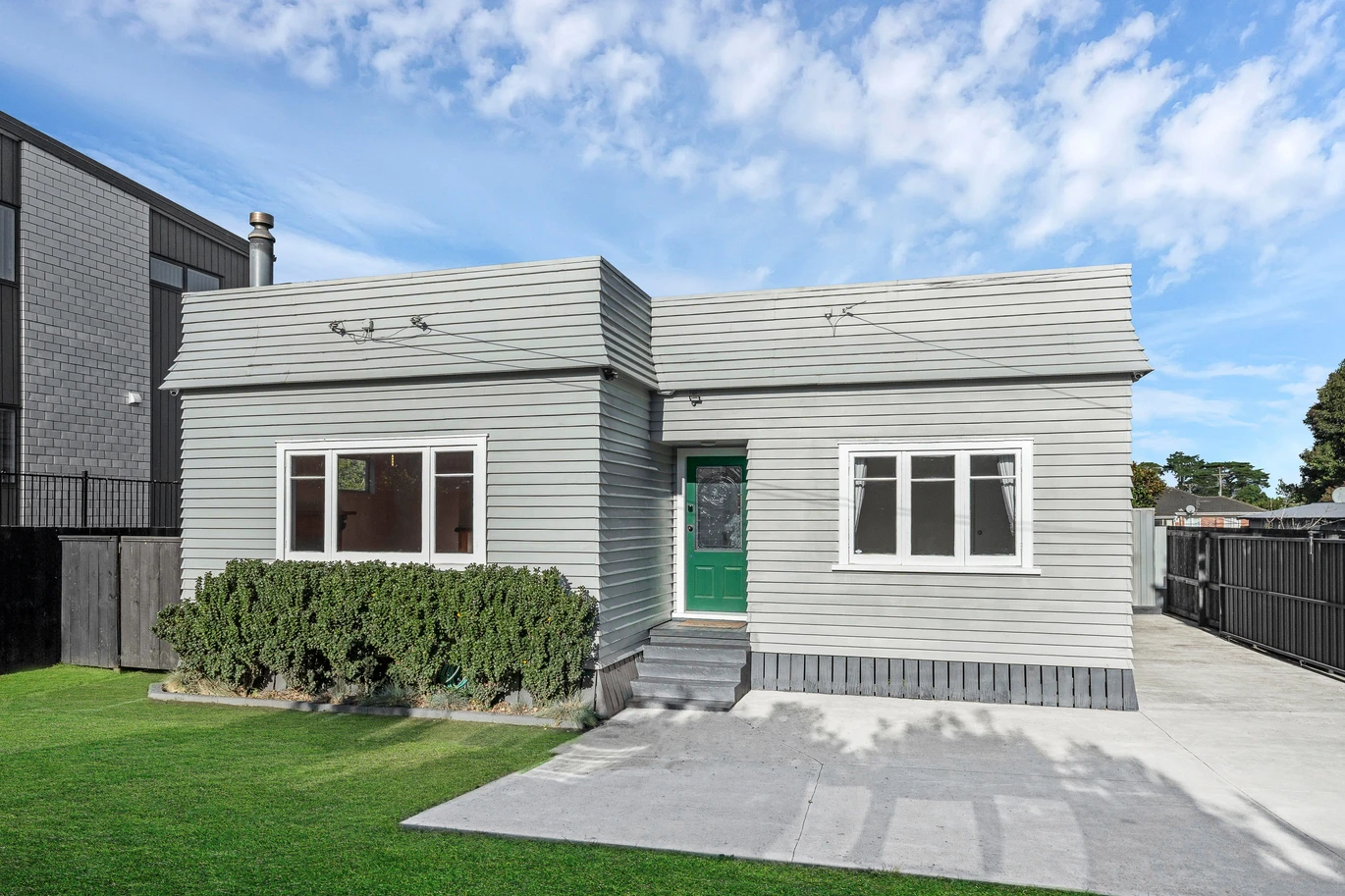 Standalone 3 beds 1 bath house with car park, close to schools, parks, town centre, easy motorway access, 1/39 Settlement Road Papakura, Auckland