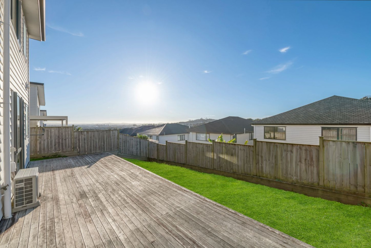 Mission Heights school zone, 2 Kitchens, Clever 1 + 5 layout, 6 beds (3 ensuites) 4.5 baths house, double garage, 34 Kilcooley Road, Flat Bush, Auckland